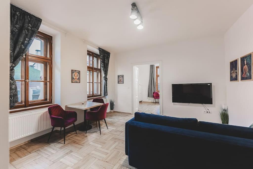 Carolina'S Yoga Apartment ฮราเดตสคราโลเว ภายนอก รูปภาพ