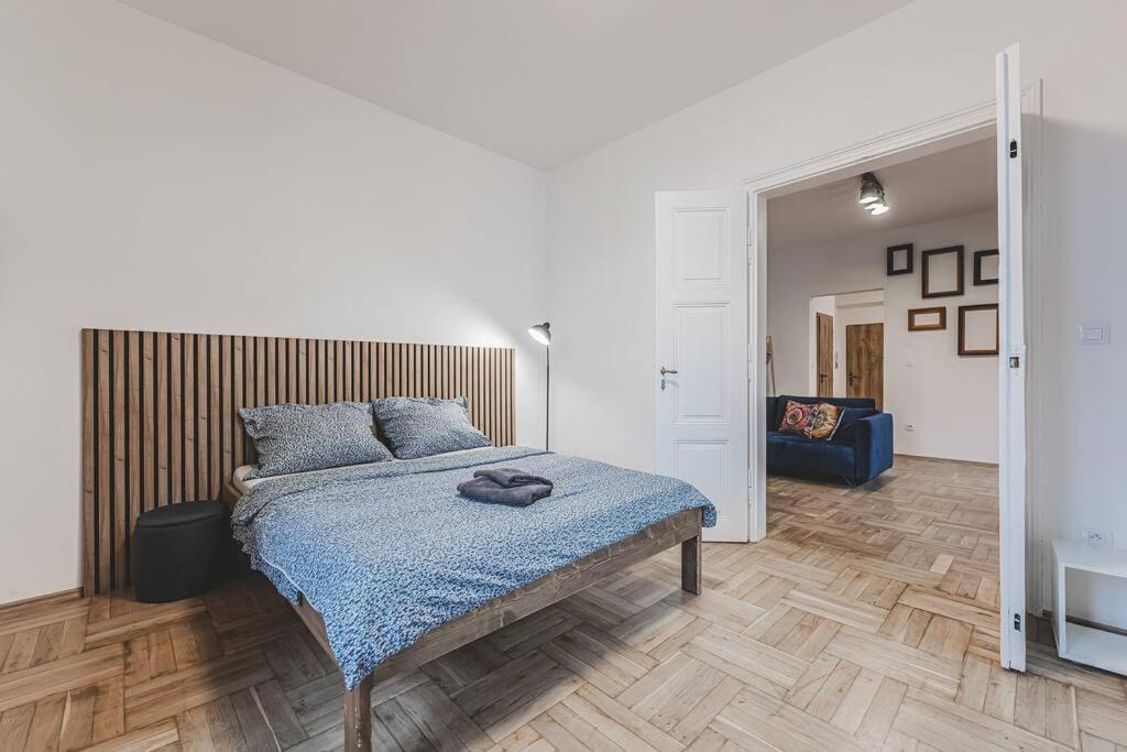 Carolina'S Yoga Apartment ฮราเดตสคราโลเว ภายนอก รูปภาพ